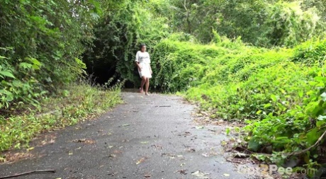 Одинокая женщина Хлоя Ламур мочится на мощеную дорожку в сандалиях 1