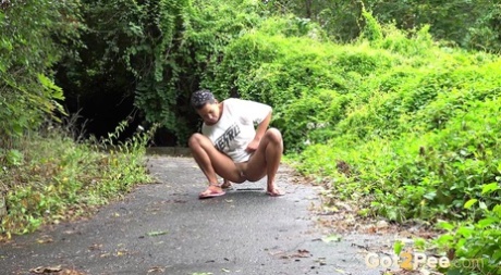 Одинокая женщина Хлоя Ламур мочится на мощеную дорожку в сандалиях 2