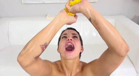 Грудастая девушка Хлоя Ламур щеголяет короткими волосами во время мастурбации и писанья 8