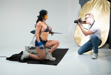 Татуированная брюнетка Хлоя Ламур занимается жестким сексом со своим фотографом 6