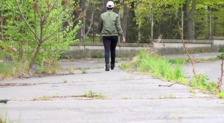 Грудастая красотка Хлоя фонтанирует на земле 15