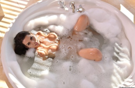 Пышная брюнетка Хлоя Ламур трахает чернокожего мужчину в сиськи и делает минет тоже 2