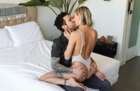 Худенькая блондинка Хлоя Темпл моделирует купальник перед сексом со своим парнем 11