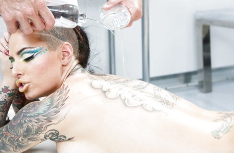 Гламурная татуированная мегера наслаждается масляным массажем, заканчивающимся жестким траханьем 3