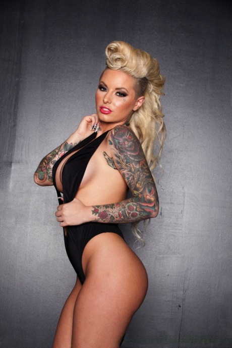 Соблазнительная шлюха Кристи Мак щеголяет круглыми большими сиськами и потрясающими татуировками на каблуках 4