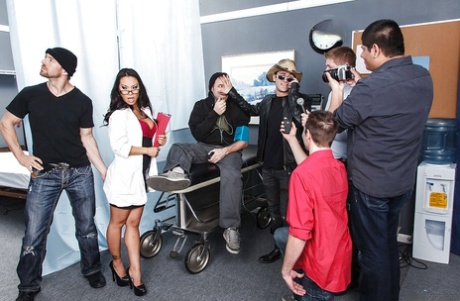 Восхитительные девушки Аса Акира и Кристи Мак наслаждаются пылким групповым сексом вчетвером 1