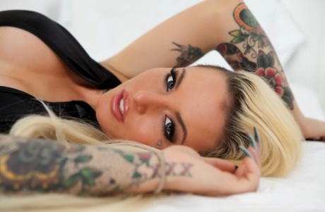 Белокурая порнозвезда Кристи Мак демонстрирует свои красивые сиськи и сексуальную попку 4