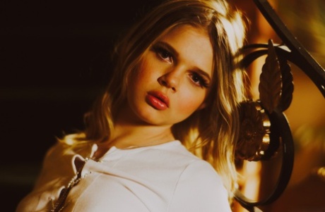 Белокурая порнозвезда Коко Лавлок слизывает сперму со своих пальцев после траха 1