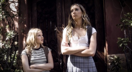 Сводные сестры-подростки Хейли Рид и Коко Лавлок занимаются лесбийским сексом втроем 1