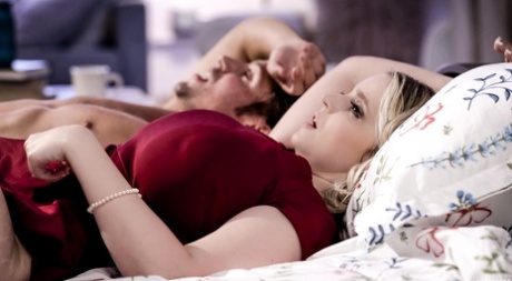 Молоденькая блондинка Коди Вор кончает на свои большие сиськи после траха 7