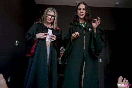 Британки Кори Чейз и Эми Кембридж трахают друг друга перед лесбийским сексом 6