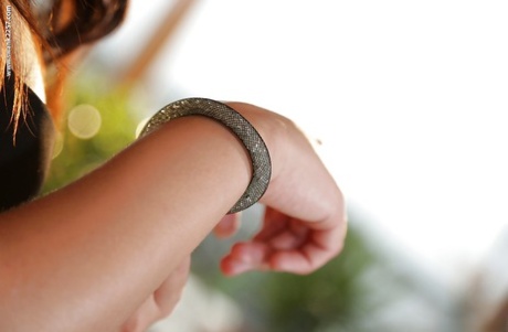 Брюнетка Бетти Ви натягивает чулки argyle на гладкие ножки 14