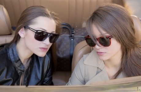 Сексуальная цыпочка Дэни Дэниелс целуется со своей подругой лесбиянкой на открытом воздухе 1