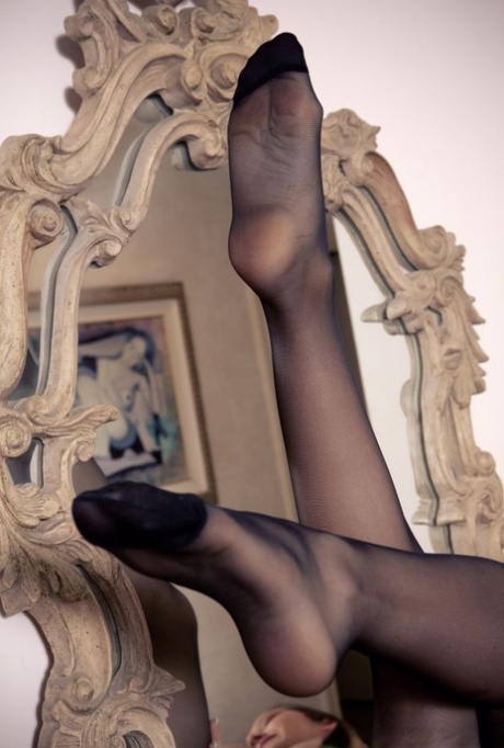 Девушка-одиночка Дэни Дэниелс покачивает своей обтянутой стрингами попкой перед зеркалом в туалетном столике 13