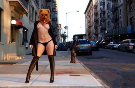 Американская сольная модель Дэни Дэниелс с трудом сохраняет свою одежду на себе 13