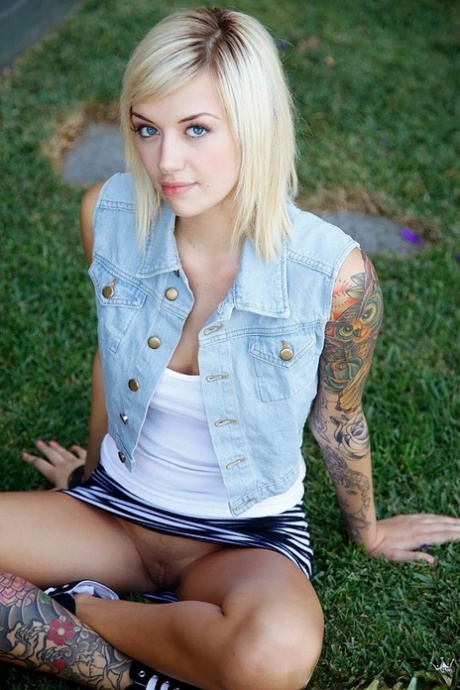 3 девушки, которые живут вместе, направляются внутрь, чтобы устроить секс втроем для всех девушек 2