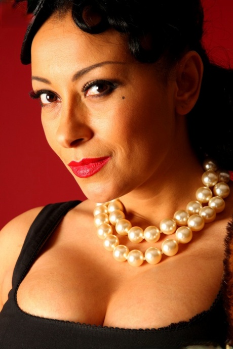 Даника Коллинз в чулках, туфлях на каблуках, перчатках и меховом палантине 4