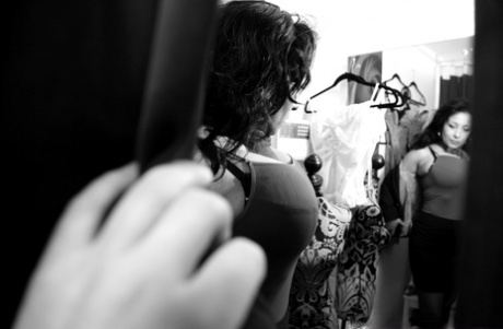 Зрелая женщина Даника Коллинз показывает свои большие сиськи во время слежки 3