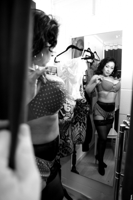 Зрелая женщина Даника Коллинз показывает свои большие сиськи во время слежки 10