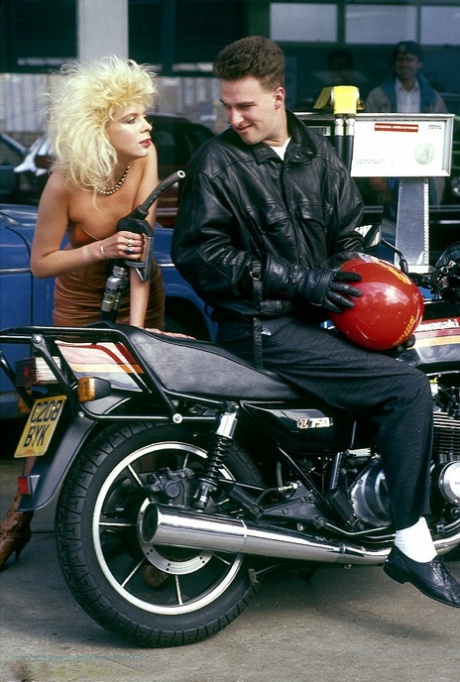 Возбужденные самки с ретро-прическами трахают друг друга и парней тоже в поле 1