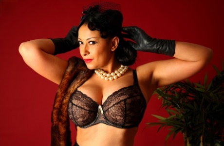 Даника Коллинз в чулках, туфлях на каблуках, перчатках и меховом палантине 7