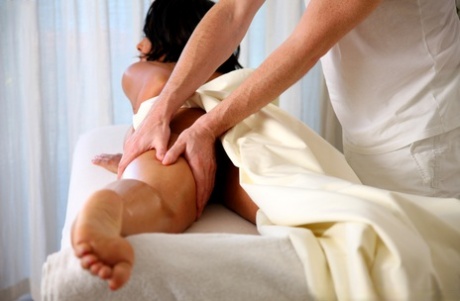 Горячая зрелая женщина Даника Коллинз получает массаж всего тела от своего массажиста 11