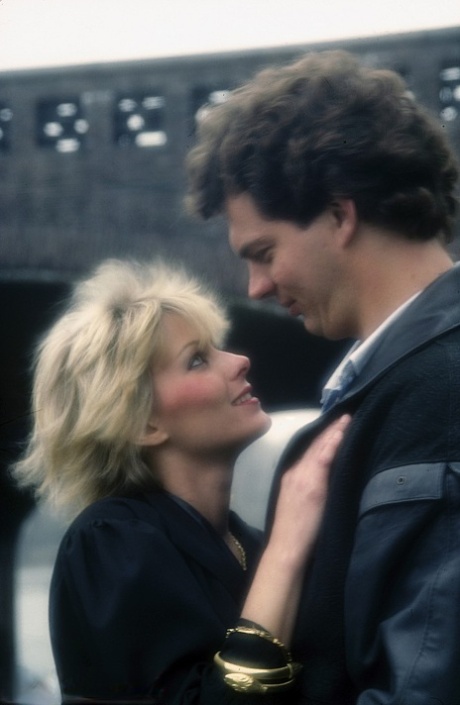 Возбужденные самки с ретро-прическами трахают друг друга и парней тоже в поле 2