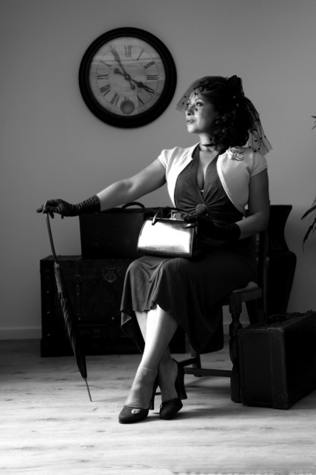 Стильная пожилая леди Даника Коллинз также обнажает свои большие сиськи и куст 1