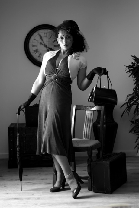 Классная зрелая дама Даника Коллинз с обнаженными большими сиськами и кустом в черных перчатках 2