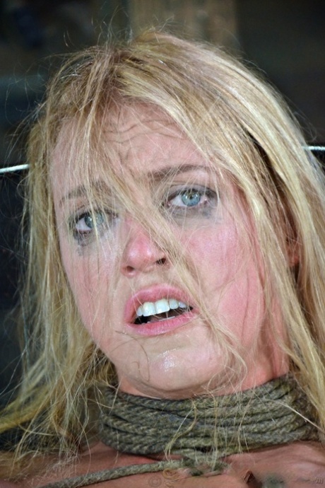 2 грудастые самки унизительно удерживаются в подземелье 8