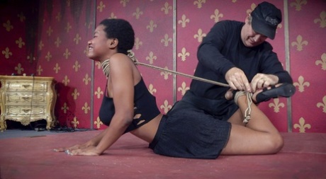 Связанную негритянскую рабыню Калисту Стоунм заставили сосать и есть киску в БДСМ втроем 4