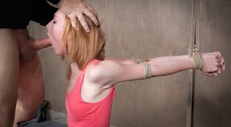 Рыжеволосую молоденькую Кэти Кисс трахает в рот лесбиянка и ее член со страпоном 3