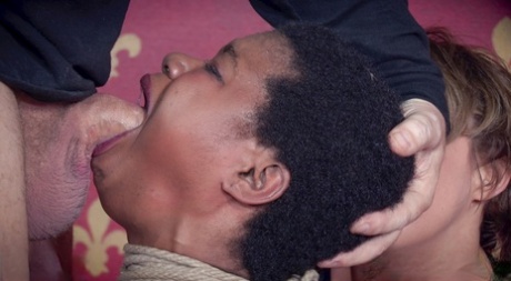 Связанную негритянскую рабыню Калисту Стоунм заставили сосать и есть киску в БДСМ втроем 12