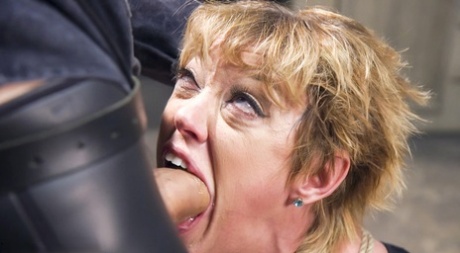 Зрелая женщина Ди Уильямс получила проникновение в свою задницу, находясь в рабстве 5