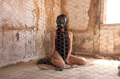 Женщин-рабынь принуждают к половым актам в пустынном месте 1