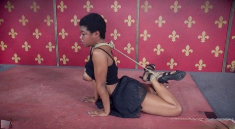 Связанную негритянскую рабыню Калисту Стоунм заставили сосать и есть киску в БДСМ втроем 10