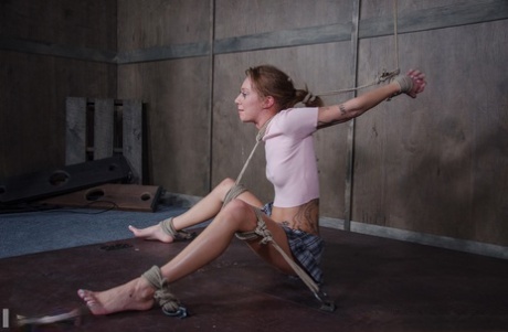 Худенькую молодую девушку трахает в рот развратная парочка в рабстве 15