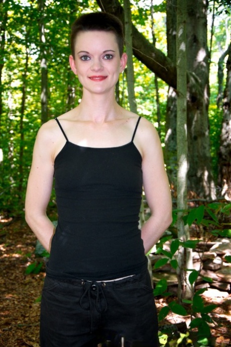 Секс-рабыни Дарлинг и Хейзел Гипнотик оказываются беспомощными в лесу 3