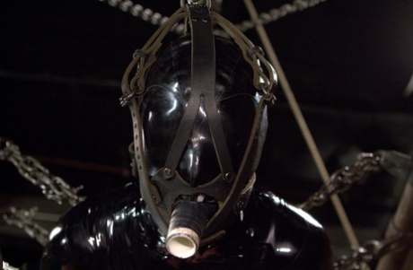 Ди Уильямс мастурбирует лесбиянка с садистскими наклонностями в бондаже 3