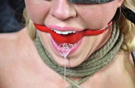 2 грудастые самки унизительно удерживаются в подземелье 10