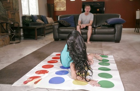 Чернокожая милфа Даймонд Джексон привлекает молоденькую шлюшку Кирстал Рей для траха втроем 1