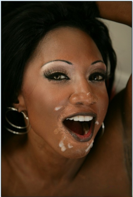 Потрясающая негритянская красотка соблазняет парня своими сексуальными изгибами в душе 16