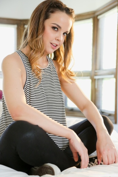 Возбужденная одетая Диллион Харпер раздевается, чтобы показать большие сиськи и круглую попку 2