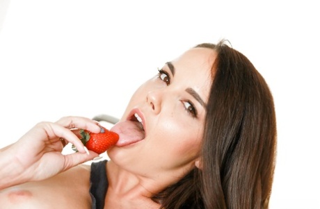 Брюнетка-красотка Диллион Харпер покрывает идеальные сиськи тестом на кухне 5