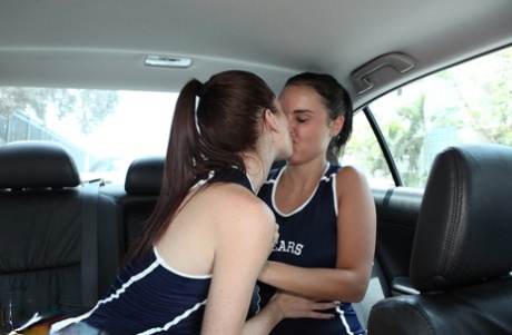 Возбужденная цыпочка-подросток развлекается втроем со своими друзьями в машине 1