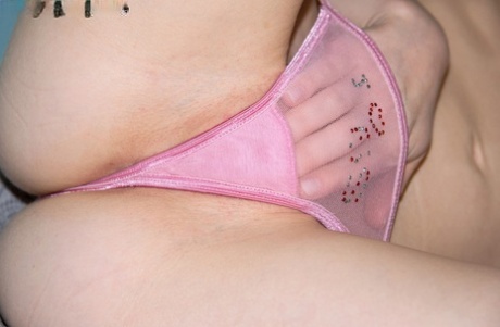 Рыжеволосая любительница Долли Литтл снимает свои розовые трусики перед мастурбацией 7