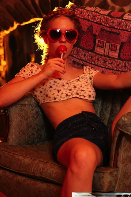 Очаровательная рыжеволосая молоденькая Долли Литтл раздевается догола в носках с оборками и туфлях 2