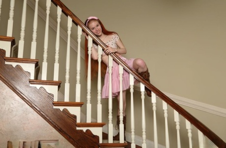 Симпатичная юная Долли Литтл использует инструмент, чтобы раздвинуть свою молоденькую киску и игрушки в сапогах 2