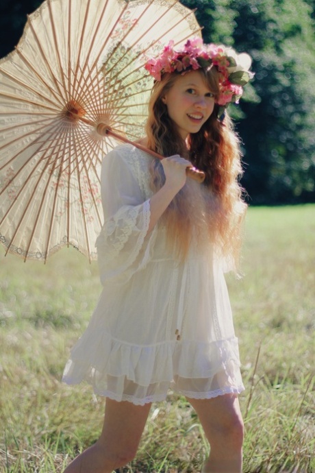 Очаровательная рыжеволосая молоденькая Долли Литтл держит зонтик, пока раздевается 3