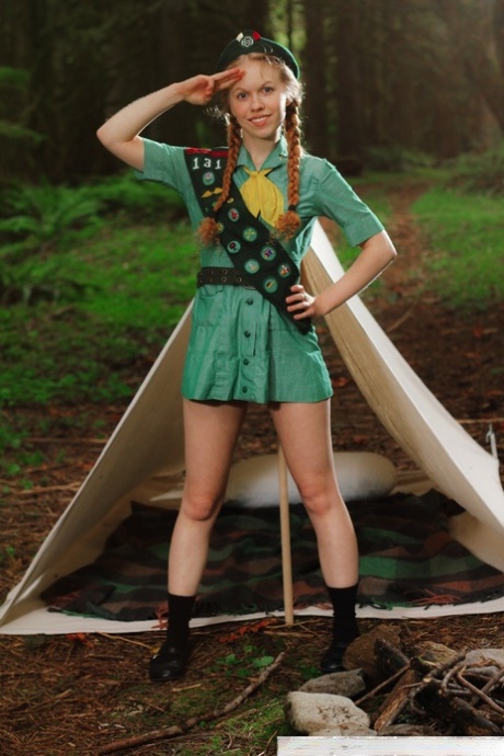 Рыжеволосая девочка-скаут Долли Литтл раздевается перед своей палаткой в берете 2
